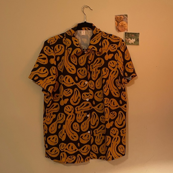 ROMWE Tops - Smiley face button up🧷✨😃